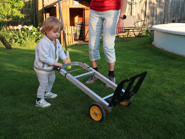 Nils und Mama im Garten meiner Eltern