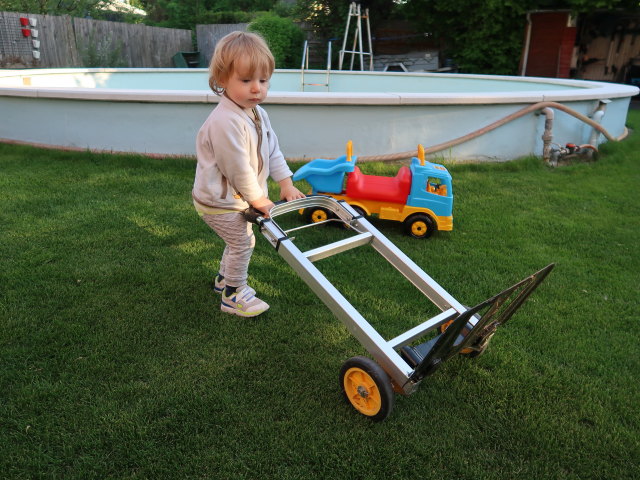 Nils im Garten meiner Eltern