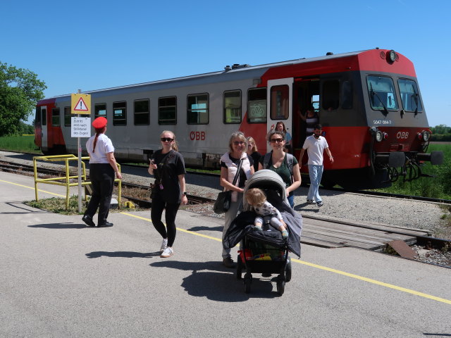 Mama, Nils und Sabine im Bahnhof Laxenburg-Biedermannsdorf, 190 m