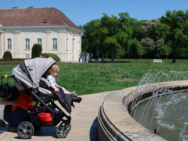 Schlosspark: Sabine und Nils beim Springbrunnen