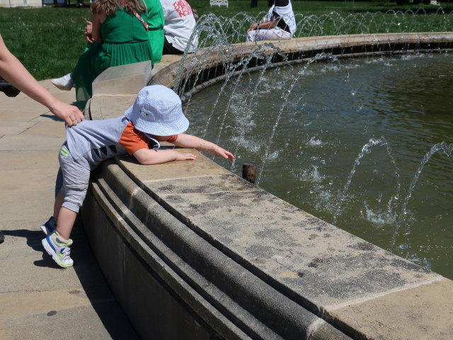 Schlosspark: Nils beim Springbrunnen