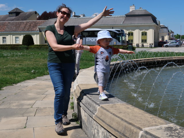 Schlosspark: Sabine und Nils beim Springbrunnen
