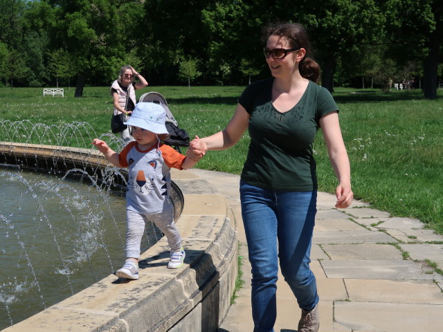 Schlosspark: Mama, Nils und Sabine beim Springbrunnen