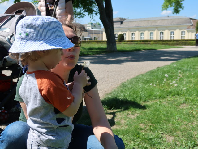 Schlosspark: Nils und Sabine beim Schlosstheater Laxenburg
