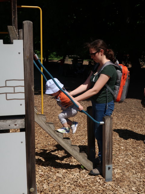 Schlosspark: Nils und Sabine am Spielplatz