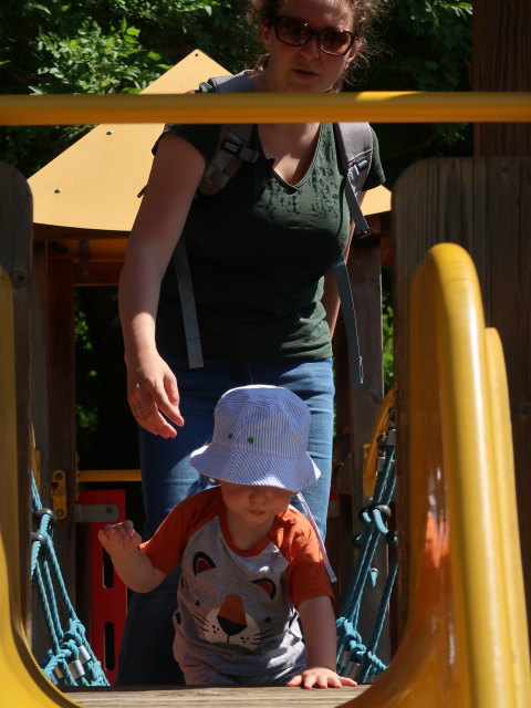 Schlosspark: Nils und Sabine am Spielplatz