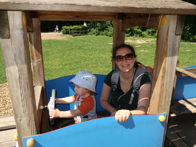 Schlosspark: Nils und Sabine am Spielplatz