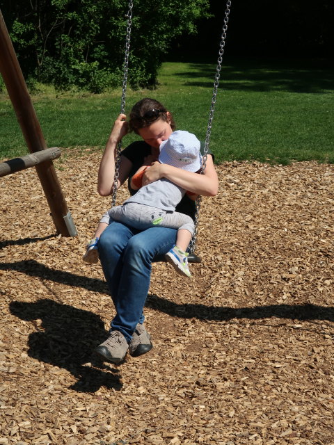 Schlosspark: Sabine und Nils am Spielplatz