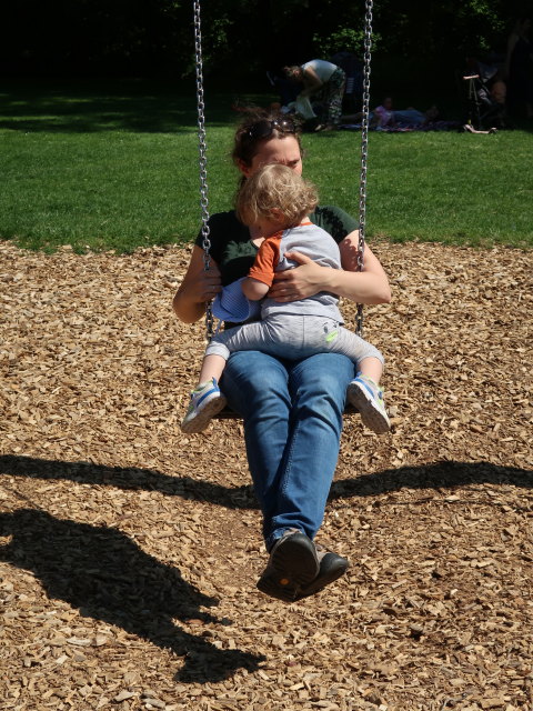 Schlosspark: Sabine und Nils am Spielplatz