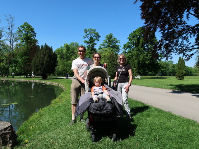 Schlosspark: Ich, Sabine, Nils und Mama beim Goldfischteich