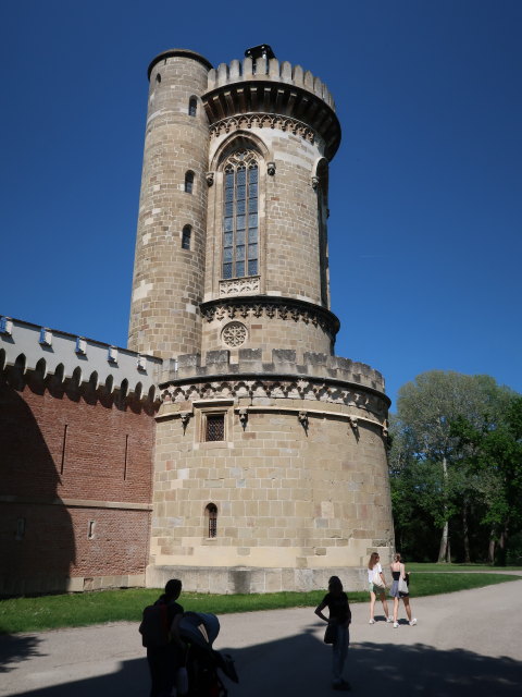 Schlosspark: Sabine und Mama bei der Franzensburg