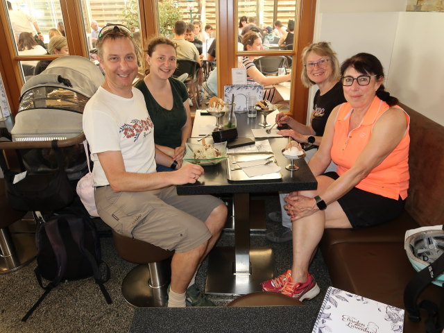 Nils, ich, Sabine, Mama und Ulrike im Eissalon Laxenburg