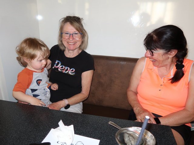 Nils, Mama und Ulrike im Eissalon Laxenburg