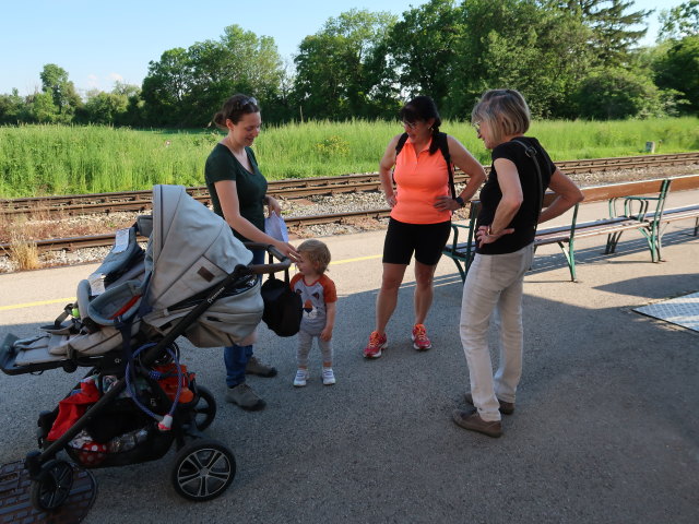Sabine, Nils, Ulrike und Mama im Bahnhof Laxenburg-Biedermannsdorf, 190 m