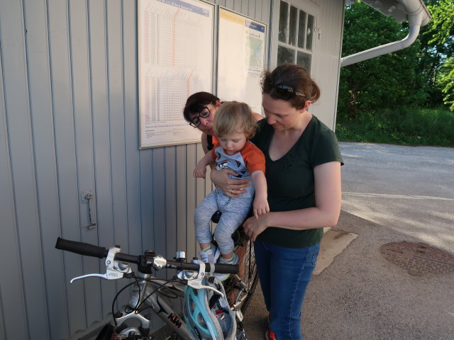 Ulrike, Nils und Sabine im Bahnhof Laxenburg-Biedermannsdorf, 190 m
