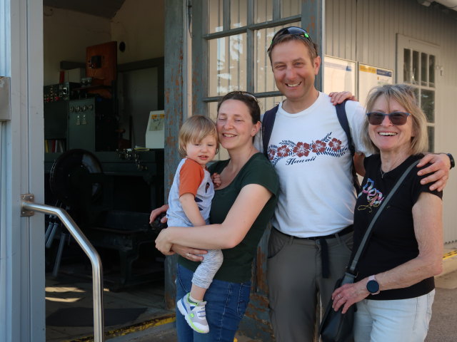 Nils, Sabine, ich und Mama im Bahnhof Laxenburg-Biedermannsdorf, 190 m