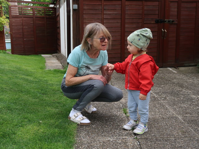 Mama und Nils im Garten meiner Eltern