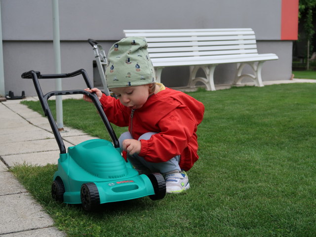 Nils im Garten meiner Eltern