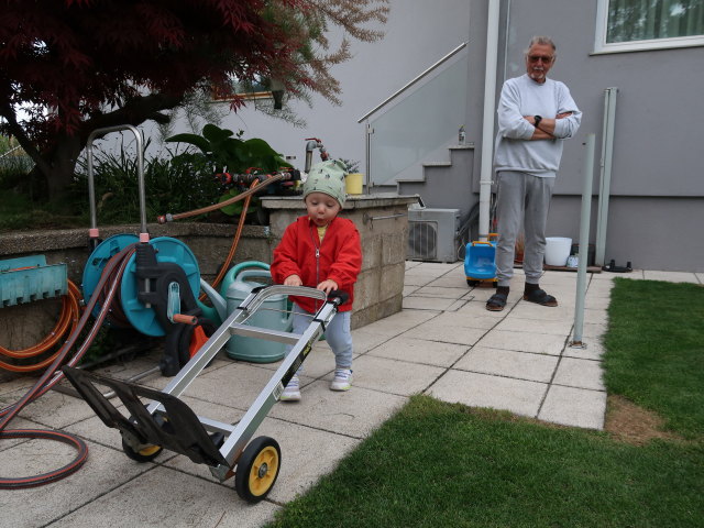 Nils und Papa im Garten meiner Eltern
