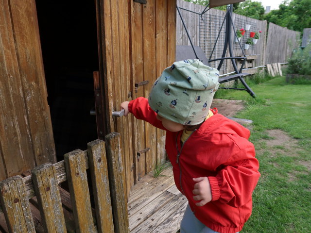Nils im Garten meiner Eltern