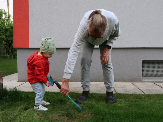 Nils und Papa im Garten meiner Eltern