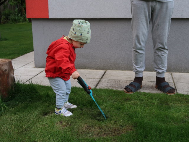 Nils und Papa im Garten meiner Eltern