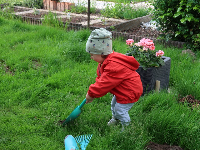 Nils im Garten meiner Eltern