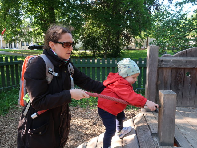 Sabine und Nils am Erlebnisspielplatz Schlosspark Wolkersdorf