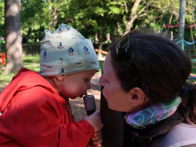 Nils und Sabine am Erlebnisspielplatz Schlosspark Wolkersdorf