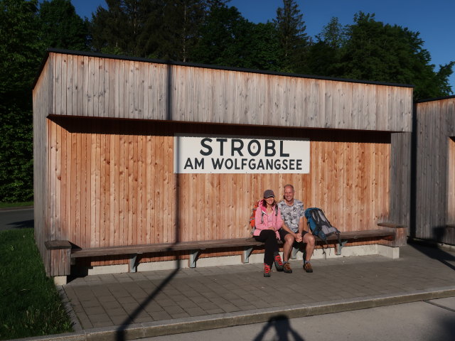 Melanie und Frank im Busbahnhof Strobl am Wolfgangsee, 546 m