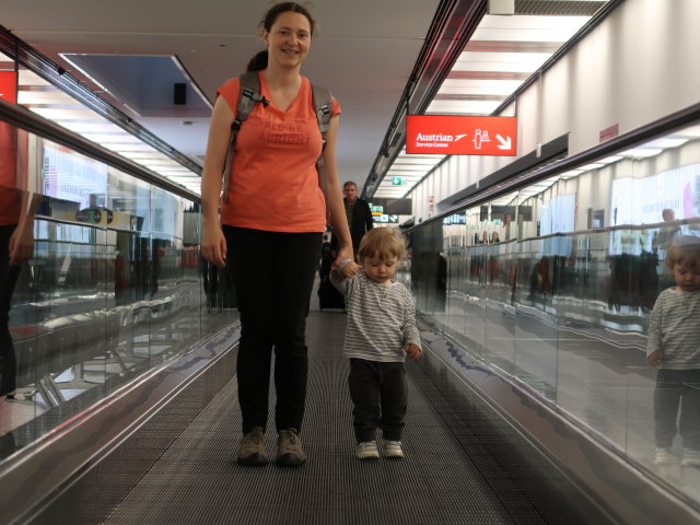 Sabine und Nils am Flughafen Wien-Schwechat, 179 m (17. Mai)