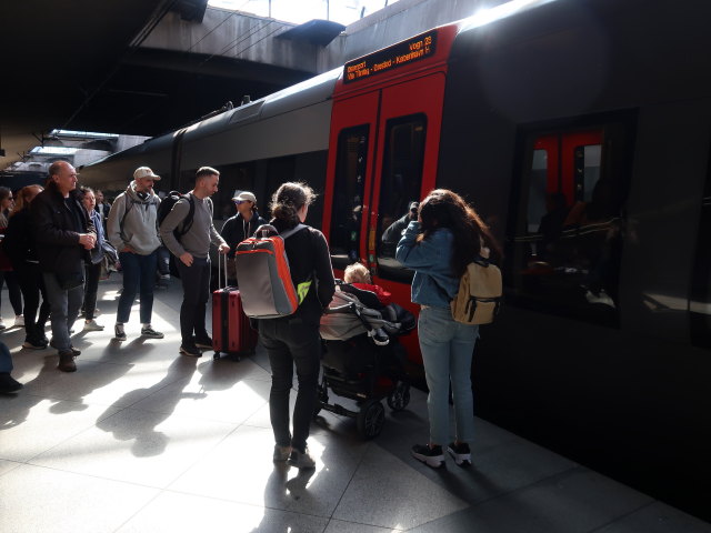 Sabine und Nils in K&oslash;benhavns Lufthavn Station, 5 m (17. Mai)