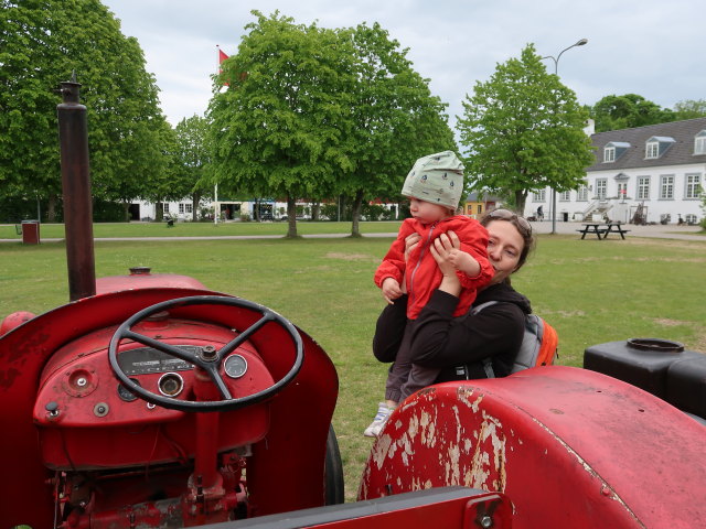 Nils und Sabine im Oplevelsescenter Nyvang in Holb&aelig;k (17. Mai)