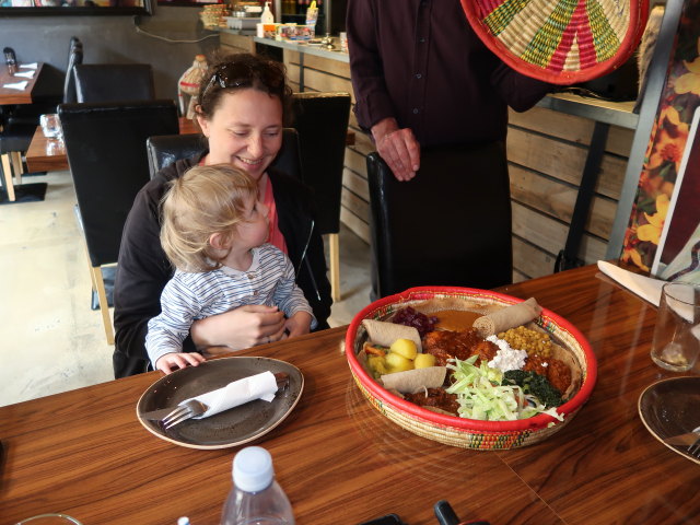 Nils und Sabine im Habesha Restaurant in Holb&aelig;k (17. Mai)