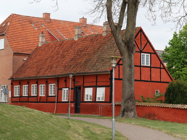 neben der Sankt Nikolai Kirke in Holb&aelig;k (17. Mai)