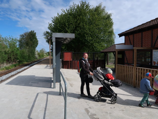Sabine und Nils in der Sommerland Sj&aelig;lland Station (18. Mai)