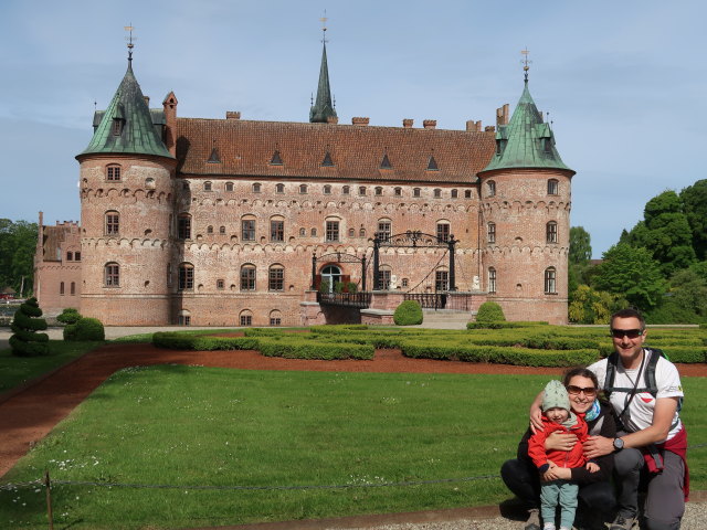 Nils, Sabine und ich beim Egeskov Slot in Kv&aelig;rndrup (19. Mai)