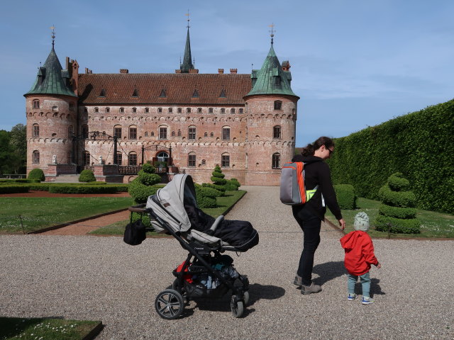 Sabine und Nils beim Egeskov Slot in Kv&aelig;rndrup (19. Mai)