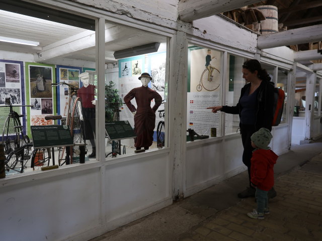 Sabine und Nils im Egeskov Veteranmuseum in Kv&aelig;rndrup (19. Mai)