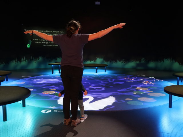 Sabine und Nils im H. C. Andersens Hus in Odense (19. Mai)