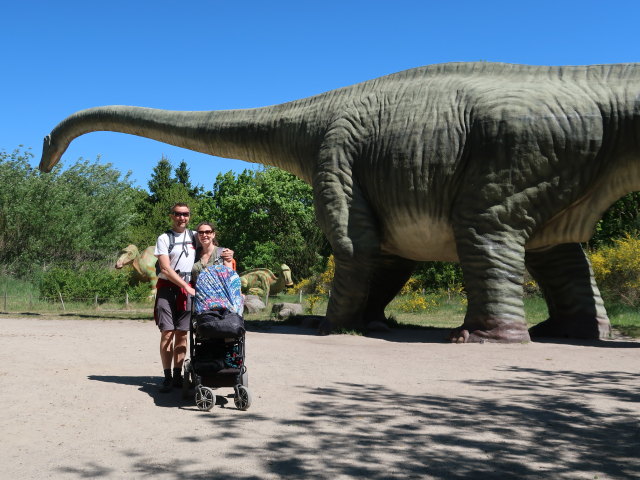 Ich und Sabine im Dinosaurierpark im Givskud Zoo in Give (20. Mai)