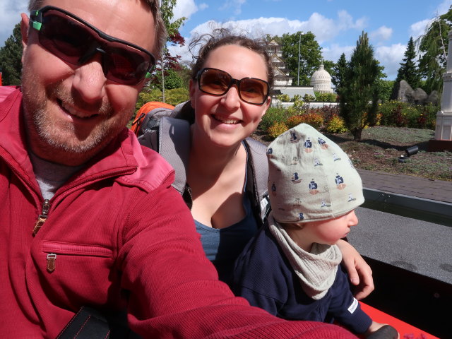Ich, Sabine und Nils in Minib&aring;de im Legoland Billund Resort (26. Mai)