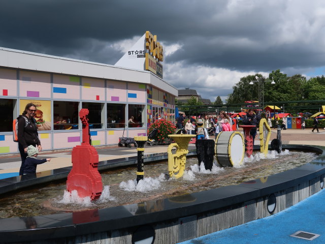 Sabine und Nils bei der Musikfont&aelig;ne im Legoland Billund Resort (26. Mai)