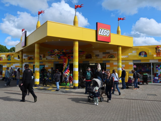 Nils und Sabine beim LEGO Shop im Legoland Billund Resort (26. Mai)