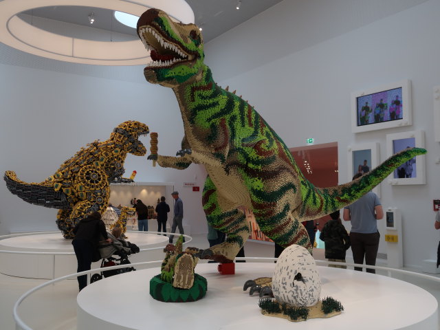 Sabine und Nils in der Masterpiece Gallery im LEGO House in Billund (27. Mai)