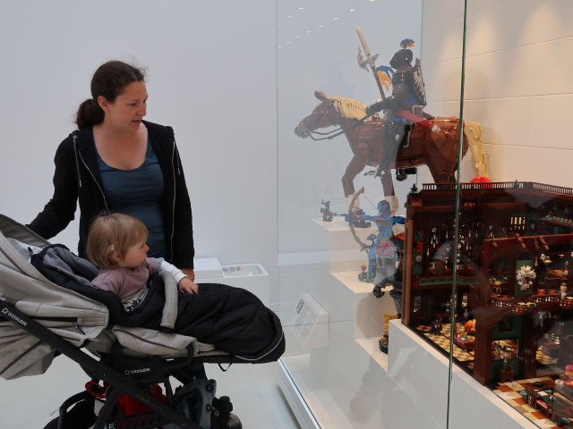 Sabine und Nils in der Masterpiece Gallery im LEGO House in Billund (27. Mai)