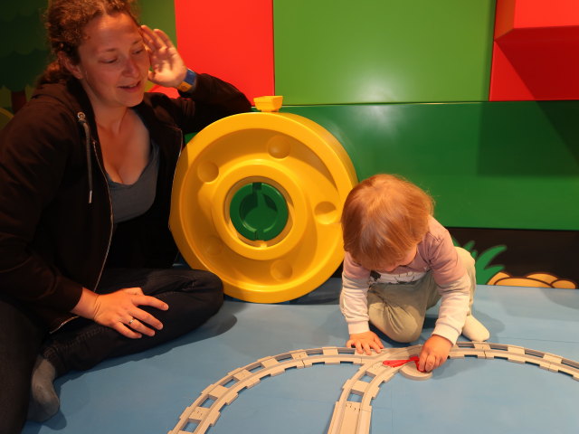 Sabine und Nils in der Bl&aring; Zone im LEGO House in Billund (27. Mai)