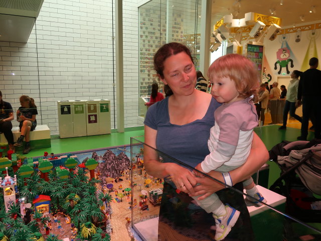 Sabine und Nils in der Masterpiece Gallery im LEGO House in Billund (27. Mai)