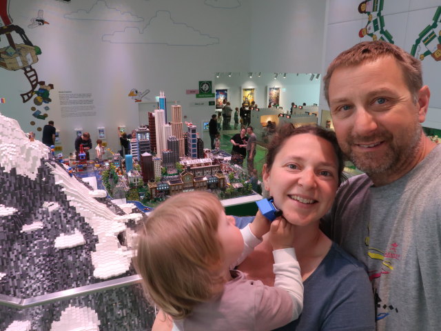Nils, Sabine und ich in der Masterpiece Gallery im LEGO House in Billund (27. Mai)