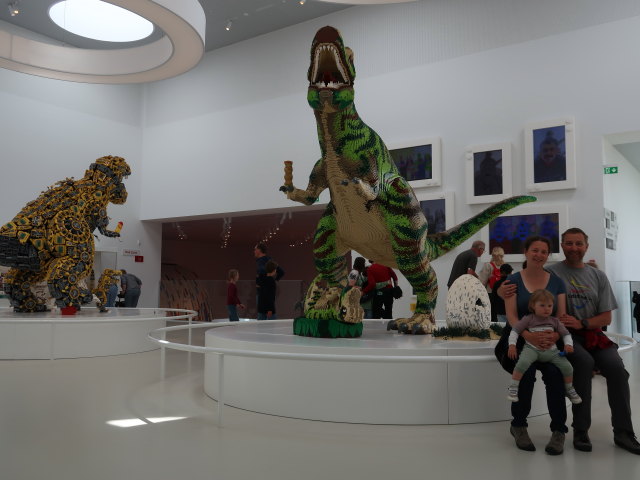Sabine, Nils und ich in der Masterpiece Gallery im LEGO House in Billund (27. Mai)